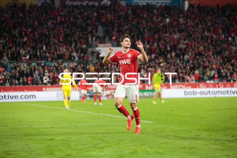 Jaka Cuber Potocnik (#9; Rot-Weiss Essen) jubelt vor Publikum
