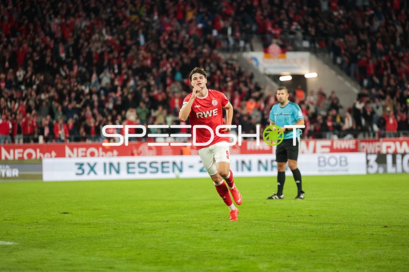 Jaka Cuber Potocnik (#9; Rot-Weiss Essen) im Lauf über das Spielfeld