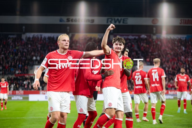 Jaka Cuber Potocnik und Ben Hüning (Rot-Weiss Essen) jubeln vor Heimkulisse