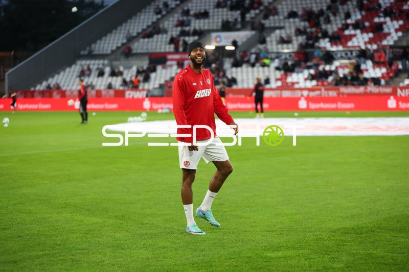 Ruben Reisig (Rot-Weiss Essen) beim Aufwärmen im Stadion an der Hafenstraße