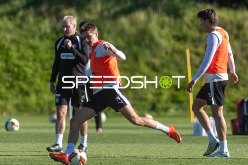Trainingseinheit FC St. Pauli: Erik Ahlstrand im Passspiel