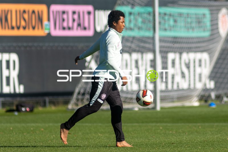 Joel Chima Fujita im Fußballtraining des FC St. Pauli