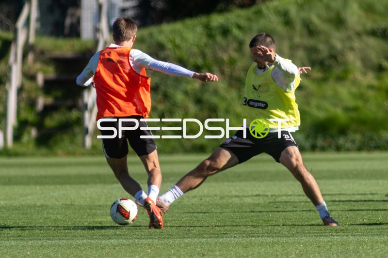 Trainingsszene FC St. Pauli: Zweikampf um den Ball