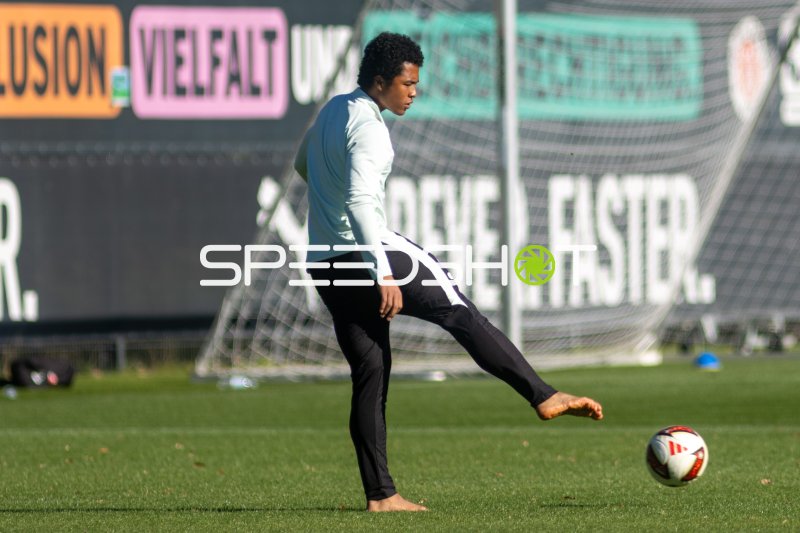 Joel Chima Fujita beim Torschuss-Training im Trainingszentrum