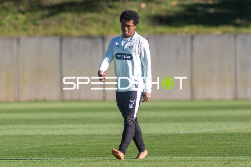 Joel Chima Fujita (#16; FC St. Pauli) beim Training im Trainingszentrum Hamburg