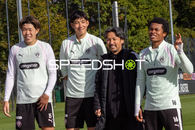 Joel Chima Fujita, Taichi Hara und Tomoya Ando beim Training des FC St. Pauli