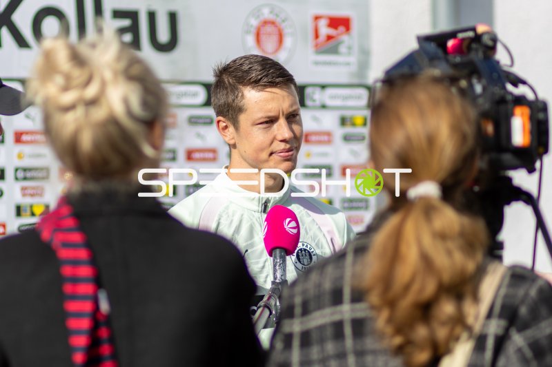 Mathias Rasmussen bei Pressekonferenz im Trainingszentrum