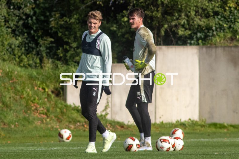 #8 Eric Smith (FC St. Pauli) und #30 Simon Spari (FC St. Pauli) beim Trainingsauftakt im Trainingszentrum Hamburg