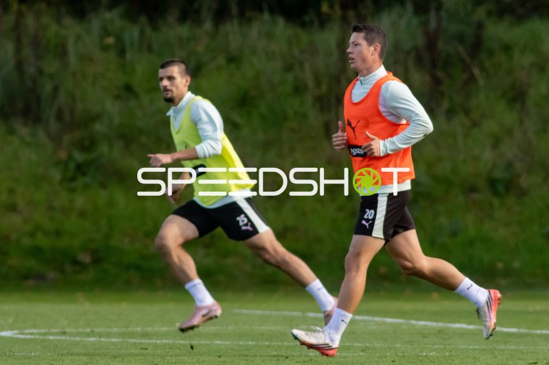 #25 Adam Dzwigala (FC St. Pauli) und #20 Mathias Rasmussen (FC St. Pauli) beim Trainingsauftakt im Trainingszentrum Hamburg