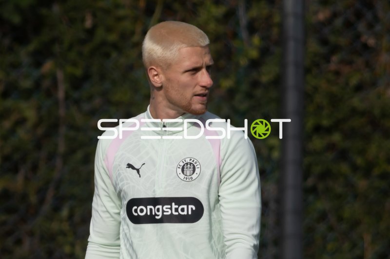 Louis Oppie im FC St. Pauli Trainingsanzug