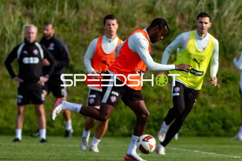 Trainingseinheit FC St. Pauli mit Branimir Hrgota im Ballkontakt