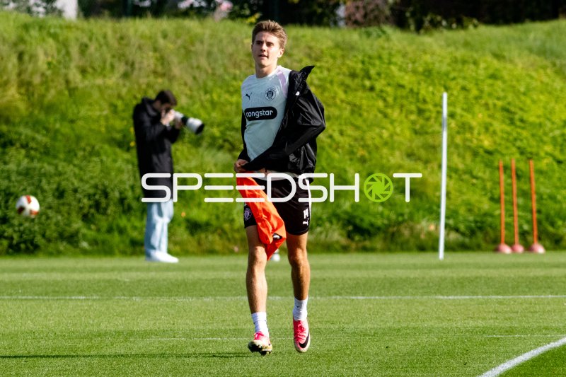 Erik Ahlstrand beim Training des FC St. Pauli in Hamburg