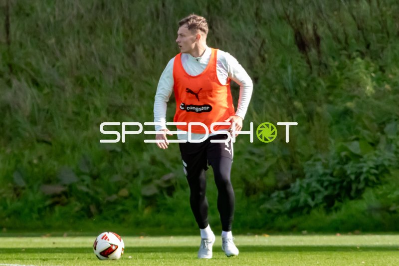 David Nemeth beim Training des FC St. Pauli in Hamburg