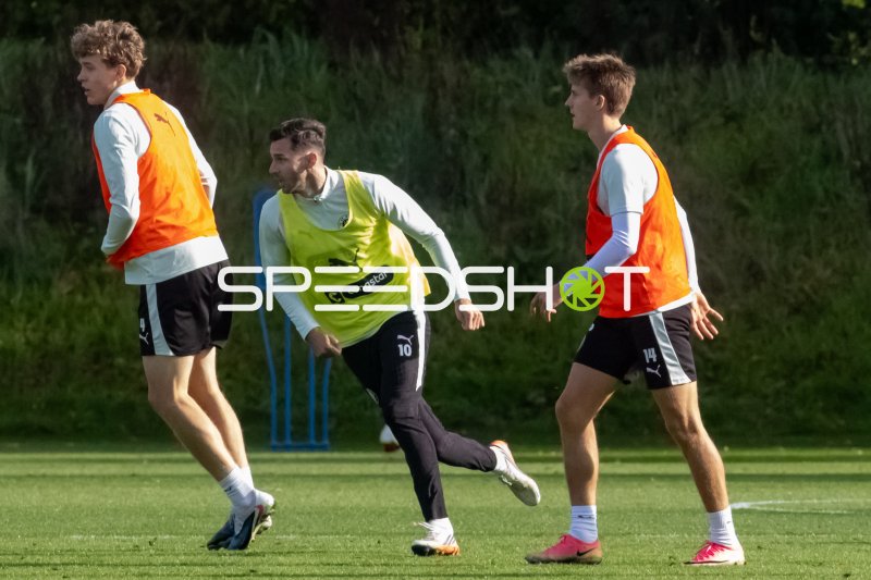 Erik Ahlstrand (#14; FC St. Pauli) im Trainingsdrills mit Mannschaftskollegen