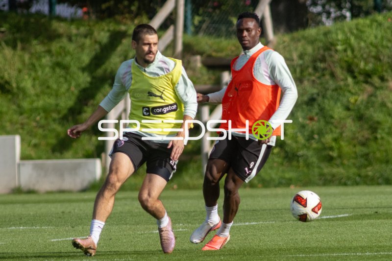Abdoulie Ceesay (#9; FC St. Pauli) im Trainingsspiel mit #25 Adam Dzwigala (FC St. Pauli)
