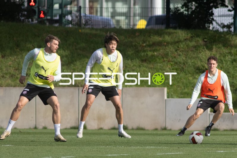 FC St. Pauli Trainingseinheit: Martijn Kaars, Tomoya Ando und Marcus Mathisen im Aufwärmtraining