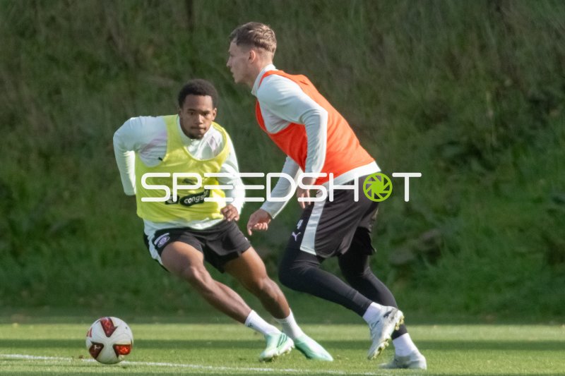 #7 Yousoupha Niang (FC St. Pauli) und #4 David Nemeth (FC St. Pauli) im Trainingszweikampf am FC St. Pauli Trainingszentrum