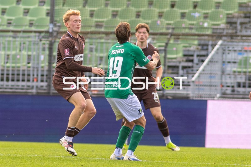 Fabian Istefo (#19; VfB Lübeck) im Spielaufbau gegen St. Pauli II