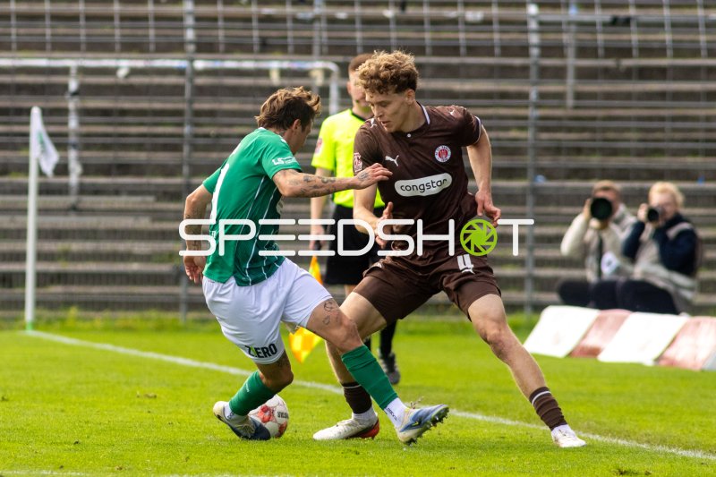 Zweikampf um den Ball: VfB Lübeck gegen FC St. Pauli II