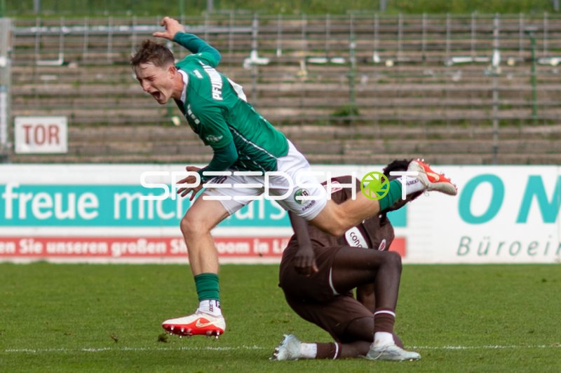 VfB Lübeck Spieler im Zweikampf gegen FC St. Pauli II