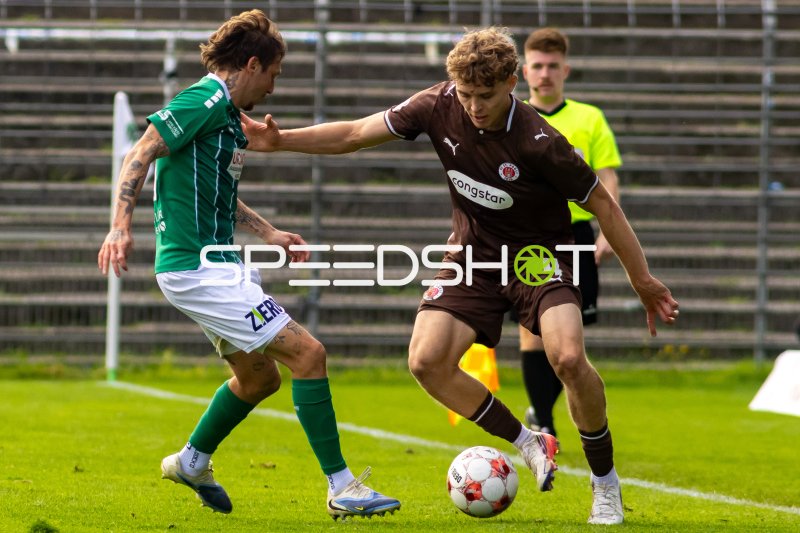 Zweikampf um den Ball zwischen VfB Lübeck und FC St. Pauli II an der Lohmühle