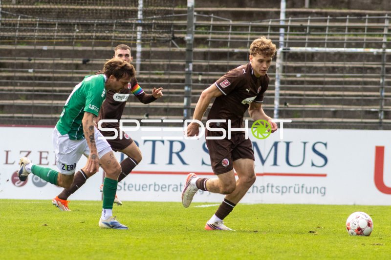 #4 Jannik Westphal (FC St. Pauli II) gegen VfB Lübeck im Zweikampf an der Lohmühle