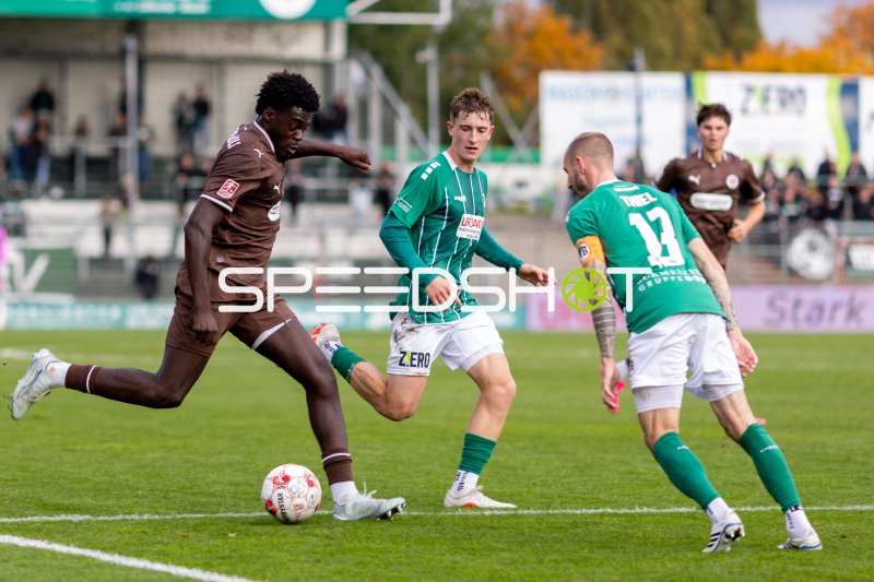 Bjarne Pfundheller (#6; VfB Lübeck) und #13 Marvin Thiel (VfB Lübeck) in der Abwehr gegen #6 Joel Addo (FC St. Pauli II)