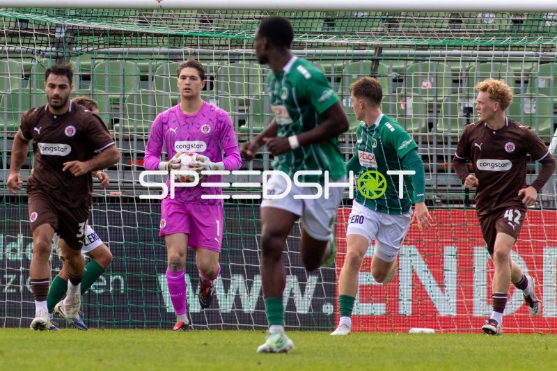 Niklas Petzsch (#1; FC St. Pauli II) im Spielaufbau gegen VfB Lübeck