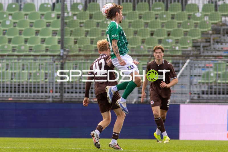 VfB Lübeck-Spieler im Kopfballduell gegen FC St. Pauli II