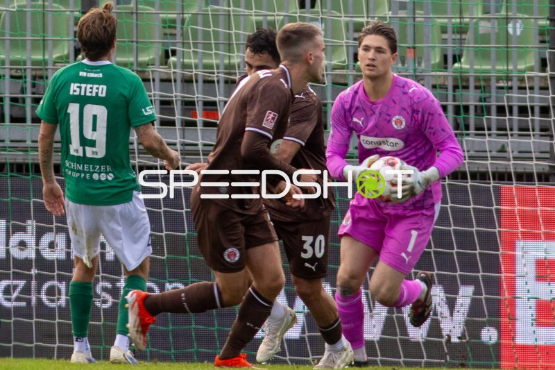 Niklas Petzsch (#1; FC St. Pauli II) in der Torzone gegen VfB Lübeck