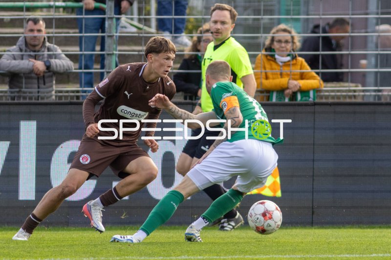 #8 Mats Herrmann (FC St. Pauli II) gegen #13 Marvin Thiel (VfB Lübeck) im Zweikampf an der Lohmühle