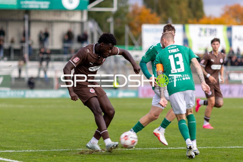 #6 Joel Addo (FC St. Pauli II) gegen #13 Marvin Thiel (VfB Lübeck) im Zweikampf um den Ball