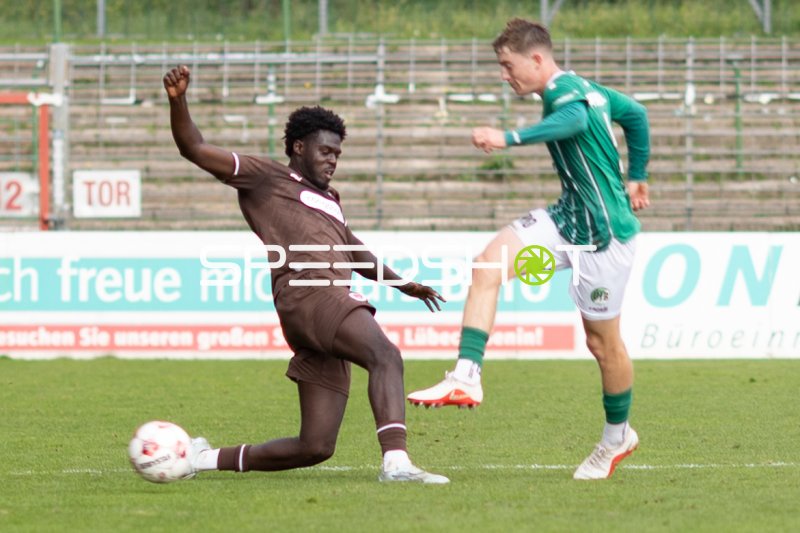 #6 Joel Addo (FC St. Pauli II) ) im Zweikampf gegen VfB Lübeck