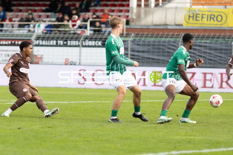 Jack Wardius (#19; FC St. Pauli II) im Zweikampf gegen VfB Lübeck