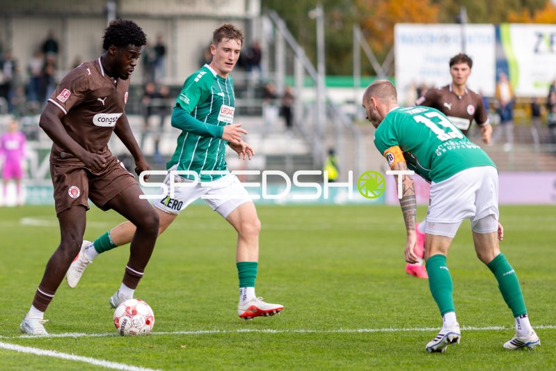 Bjarne Pfundheller (#6; VfB Lübeck) und #13 Marvin Thiel (VfB Lübeck) im Zweikampf gegen #6 Joel Addo (FC St. Pauli II)