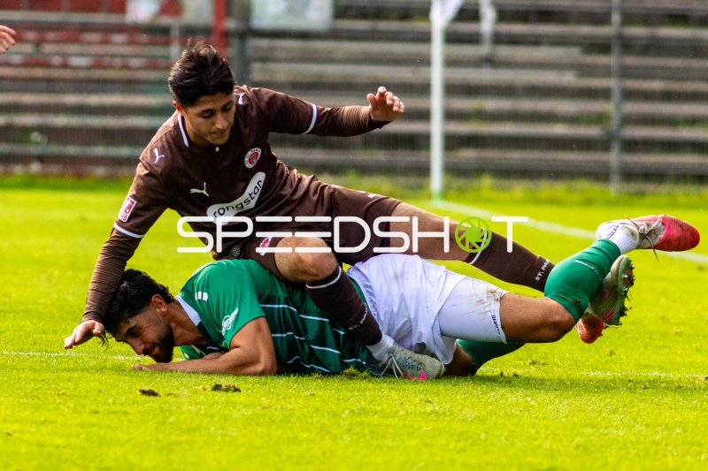 Haron Sabah (#7; FC St. Pauli II) im Zweikampf gegen #5 Deniz Hasan Yilmaz (VfB Lübeck)