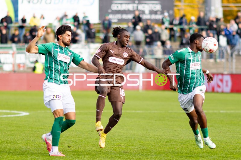 Deniz Hasan Yilmaz (#5; VfB Lübeck) in Luftduell gegen #18 Evans Nana Quasi (FC St. Pauli II)