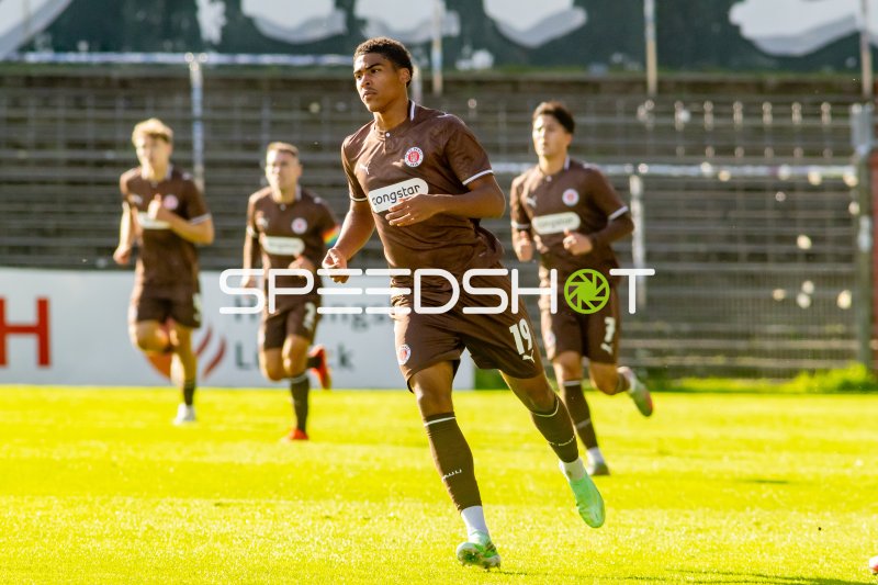 Jack Wardius (#19; FC St. Pauli II) im Lauf über den Platz