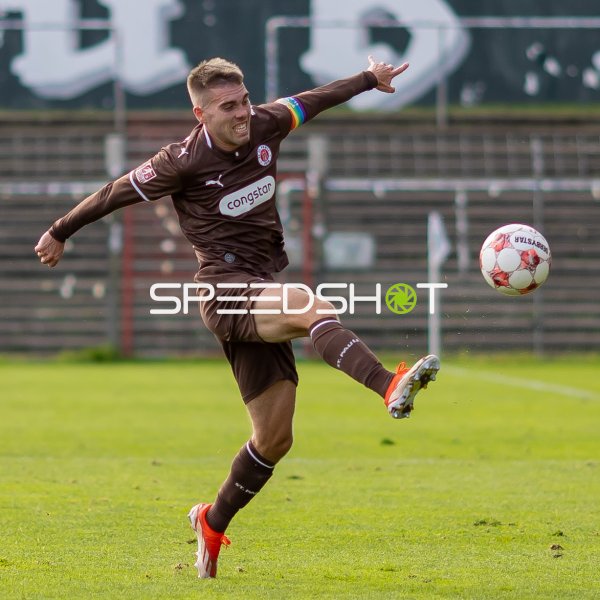 #2 Luca Günther (FC St. Pauli II) bei Flugballkontrolle im Stadion an der Lohmühle
