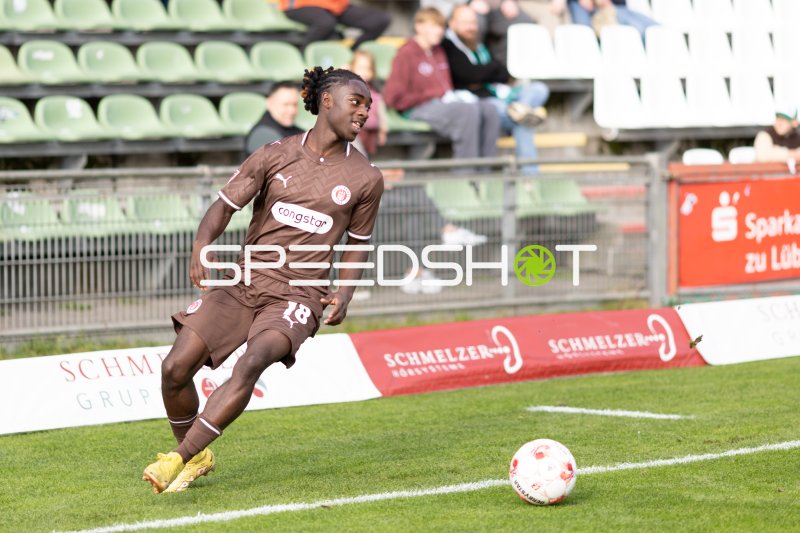 #18 Evans Nana Quasi (FC St. Pauli II) im Ballkontakt am Stadion an der Lohmühle