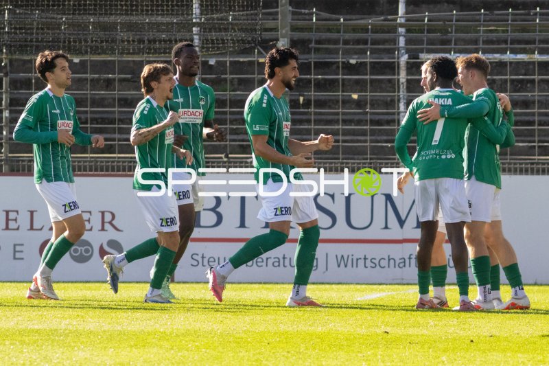 VfB Lübeck-Spieler jubeln nach Tor an der Lohmühle