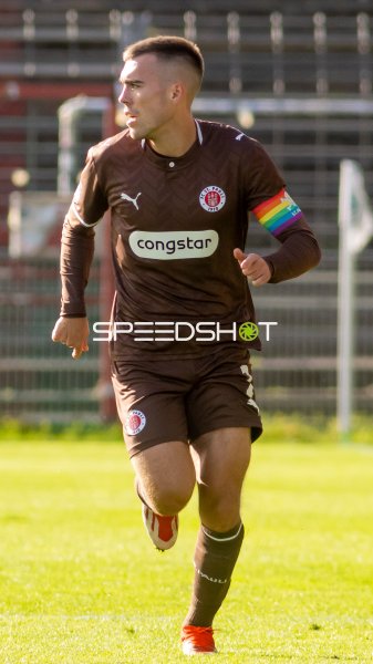 #2 Luca Günther (FC St. Pauli II) läuft auf der Aussenbahn.y
