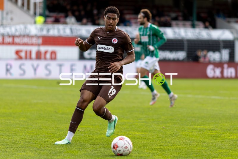 Jack Wardius (#19; FC St. Pauli II) dribbelt gegen VfB Lübeck