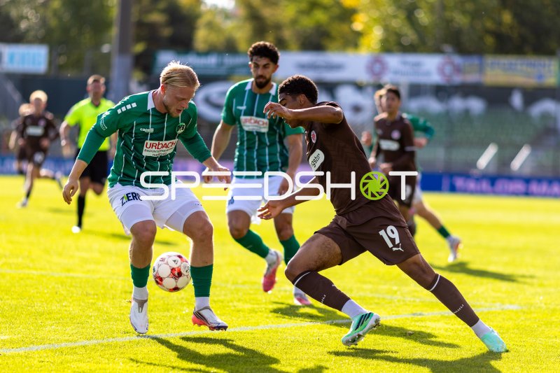 VfB Lübeck gegen FC St. Pauli II im Zweikampf an der Lohmühle