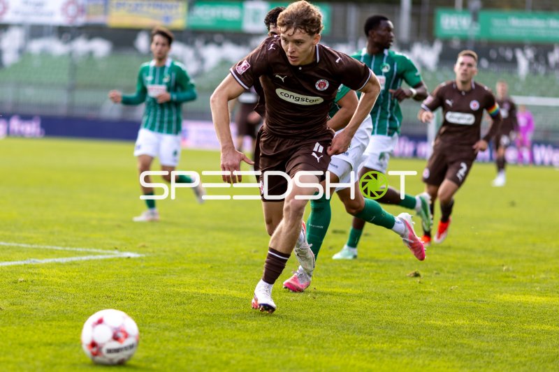 #4 Jannik Westphal (FC St. Pauli II) r im Angriff gegen VfB Lübeck an der Lohmühle