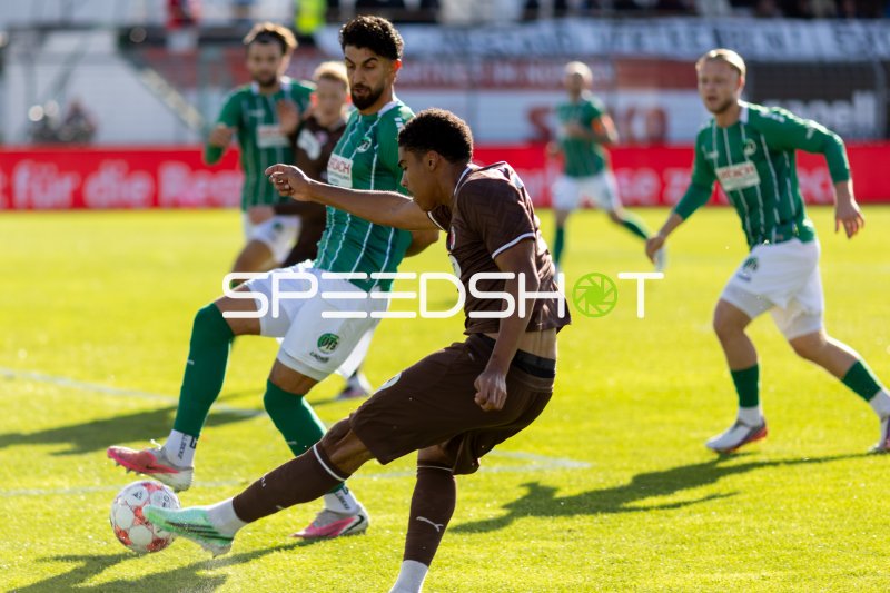 #19 Jack Wardius (FC St. Pauli II) gegen Lübeck Verteidiger #5 Deniz Hasan Yilmaz (VfB Lübeck) im Zweikampf