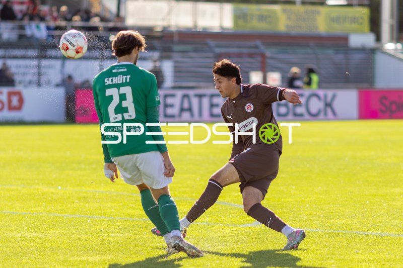 Maximilian Schütt (#23; VfB Lübeck) gegen Spieler des FC St. Pauli II