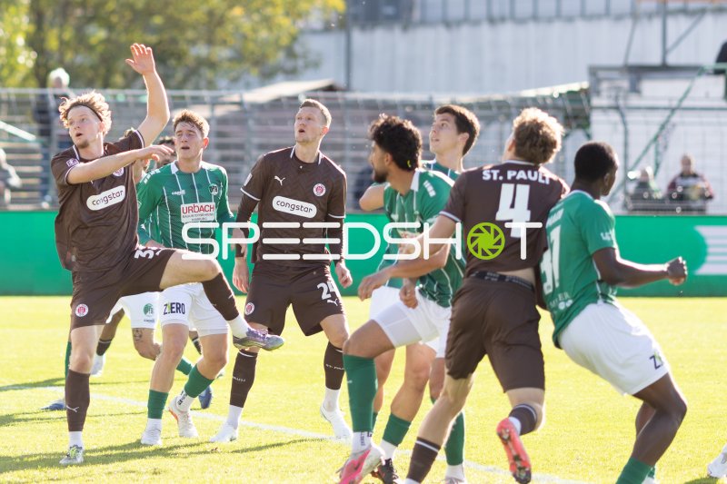 FC St. Pauli II gegen VfB Lübeck im Zweikampf an der Lohmühle