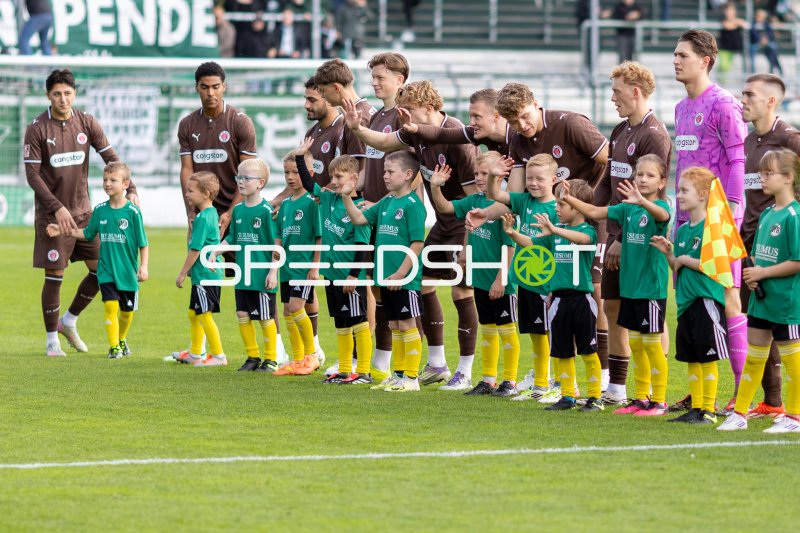 FC St. Pauli II mit Nachwuchs zur Mannschaftsaufstellung in Lübeck