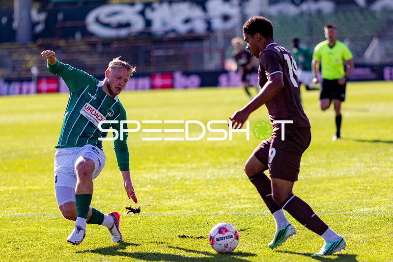 Tom Kankowski (#8; VfB Lübeck) im Zweikampf gegen #19 Jack Wardius (FC St. Pauli II)